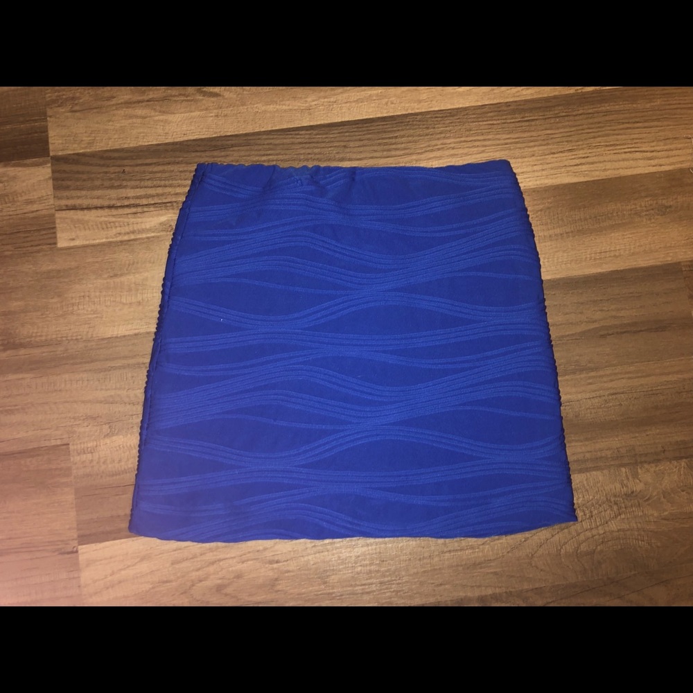 Textured mini skirt
